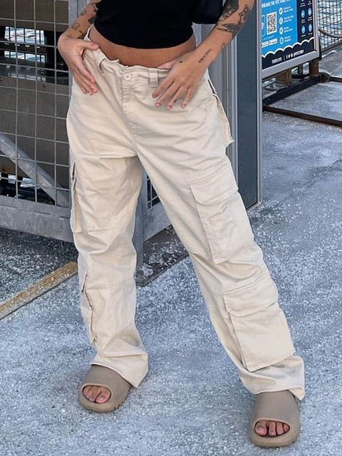 Weite Damenhose in Khaki, kombiniert mit Sneakers