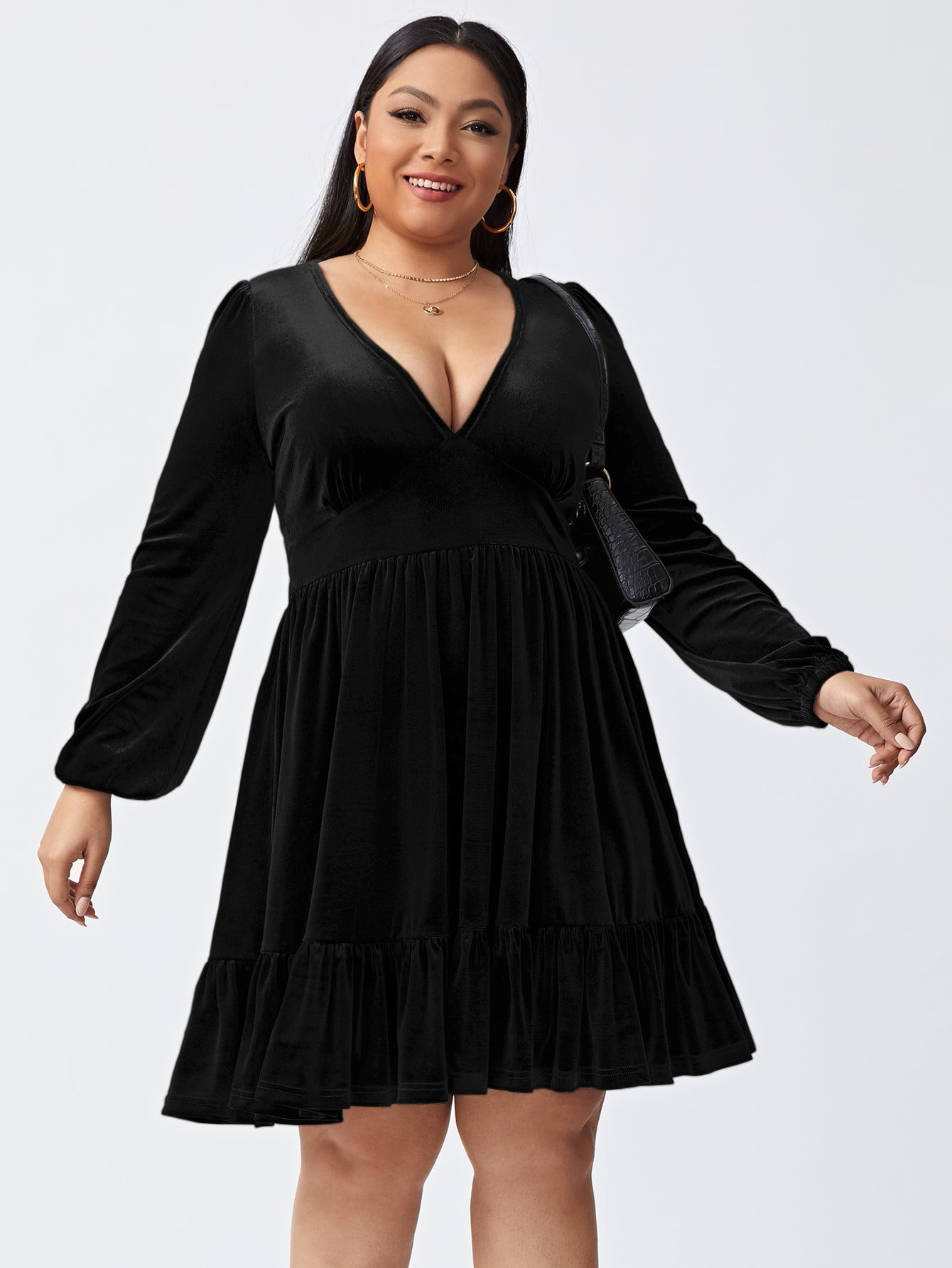 Sexy Samtkleid mit langen Ärmeln von Elarova