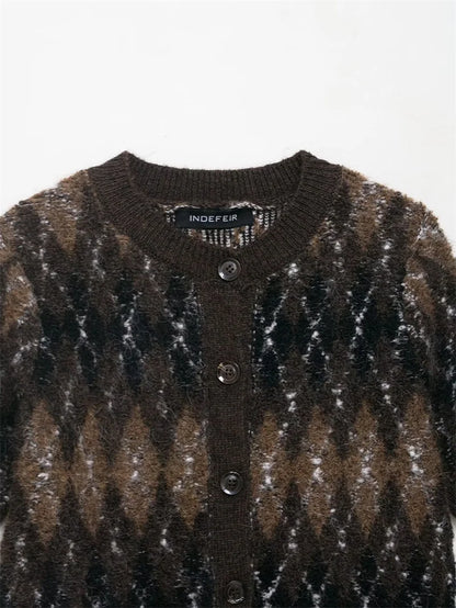 detailaufnahme strickjacke mit knöpfen und argyle-muster in braun und schwarz