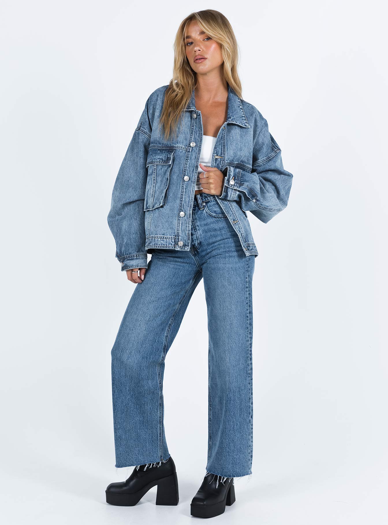 Frontansicht Jeansjacke mit Brusttaschen und Kragen
