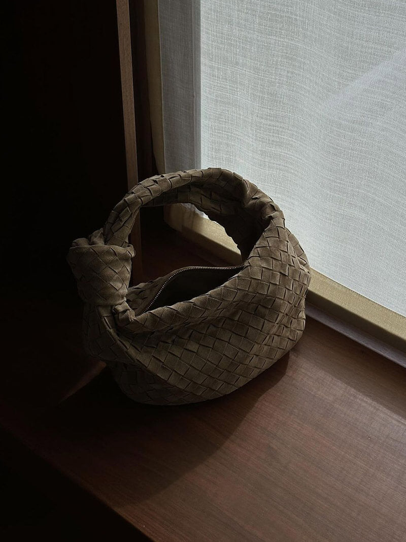 Geflochtene Hobo-Tasche mit Knotendetail