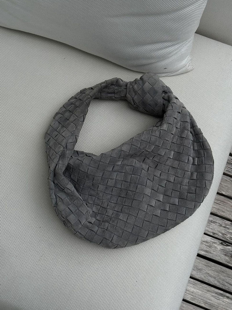 Geflochtene Hobo-Tasche mit Knotendetail