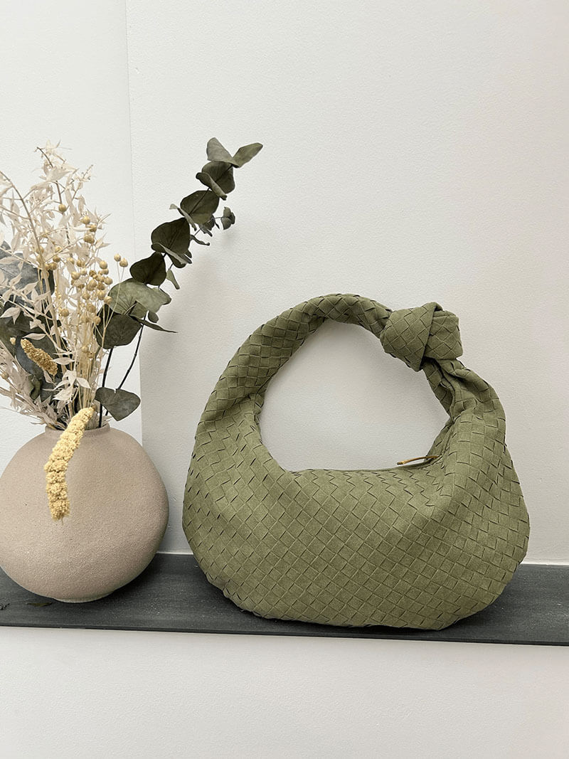 Geflochtene Hobo-Tasche mit Knotendetail