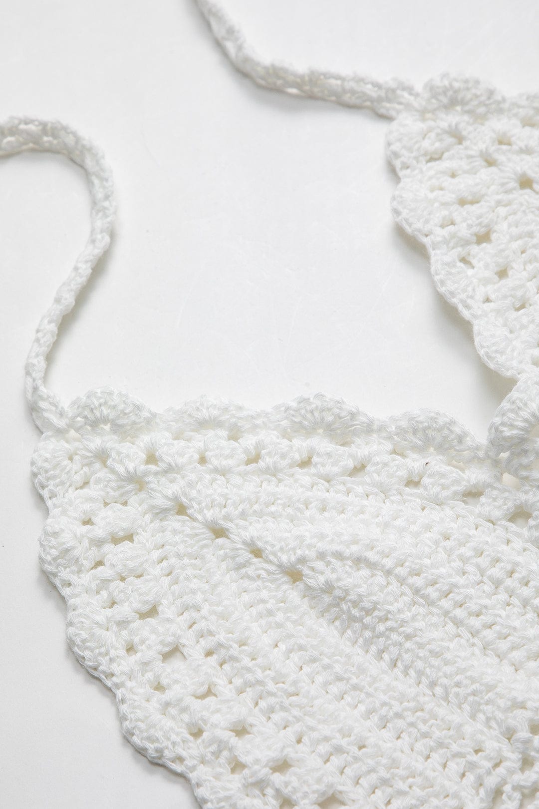 Weißes Handgehäkeltes Damen-Boho- mit Neckholder und Bindebändern