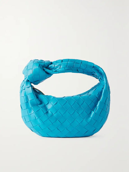 blauwe gevlochten tas met handgreep
