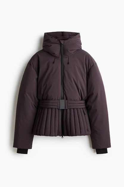 detailaufnahme kapuze auraya skijacke aubergine