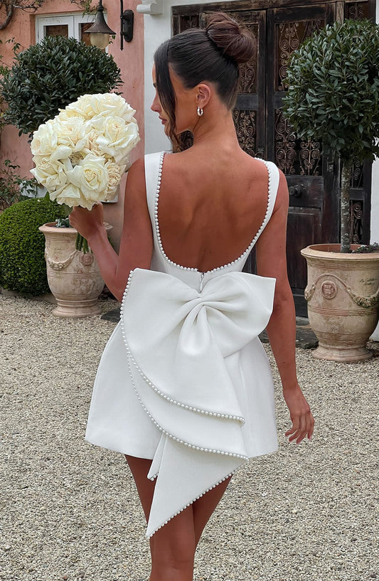 Kurzes Damenkleid Elegantes Design mit kunstvollen Details - Norvielle