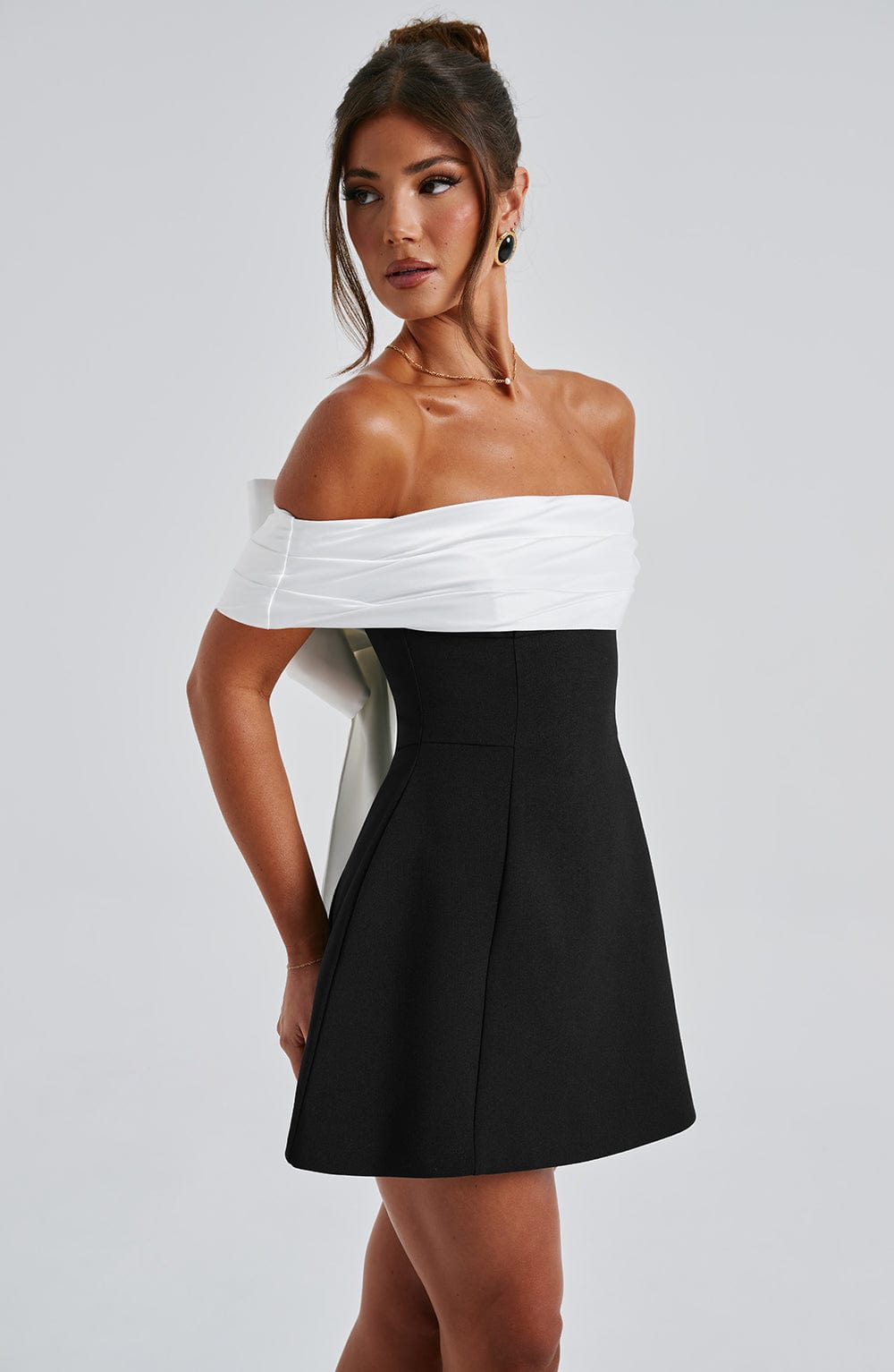 Schwarzes Bardot-Minikleid mit Bubble-Rock – Frontansicht