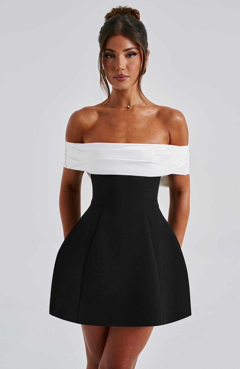 Schwarzes Bardot-Minikleid mit Bubble-Rock – Frontansicht