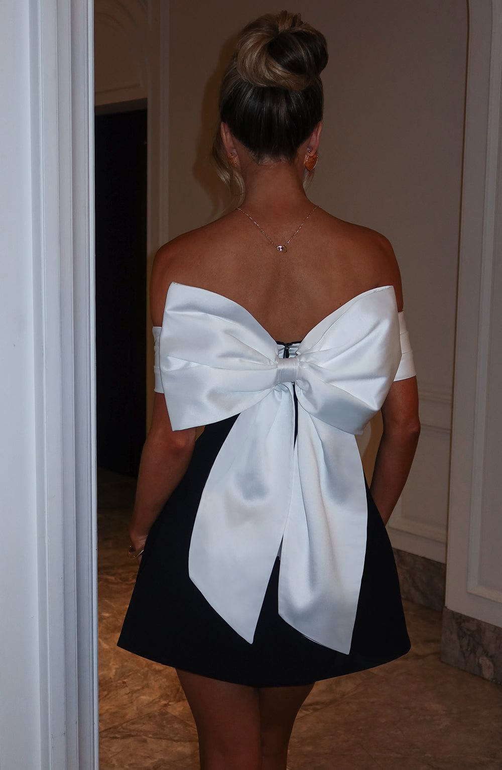 Rückansicht Juliette’s Bow – Große weiße Schleife am Rücken