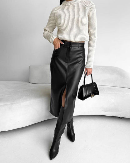 Schwarzer Midirock High Waist – kombiniert mit Stiefeln für einen modernen City-Style
