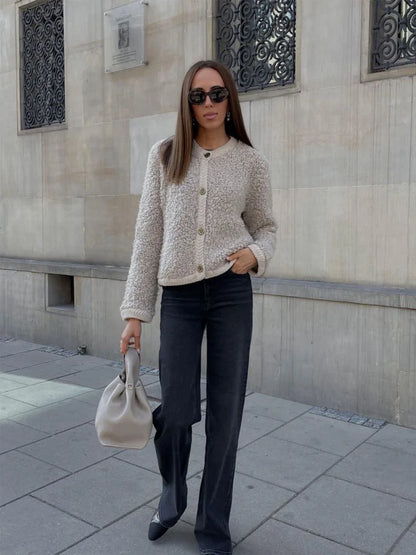 beige Teddy Strickjacke mit Knöpfen auf weißem Hintergrund