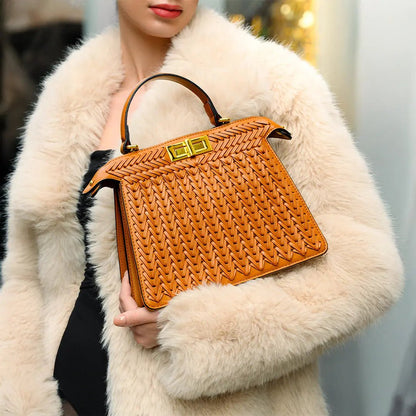 Elegante Damen Handtasche Geflochten Leder Goldene Details
