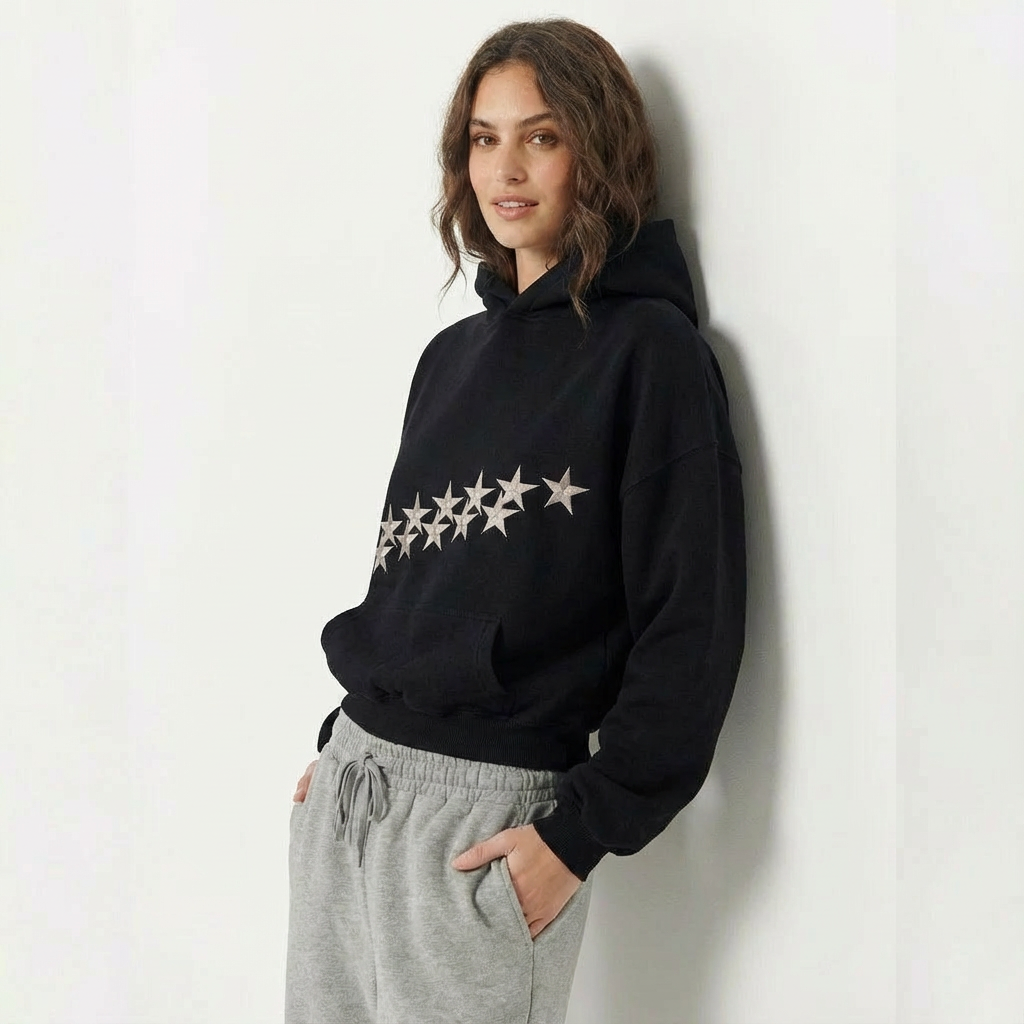 schwarzer hoodie mit weißem sternenprint und kapuze