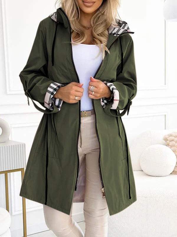 Dunkelgrauer Damen-Trenchcoat mit Kapuze und Karodetail, getragen von Frau.