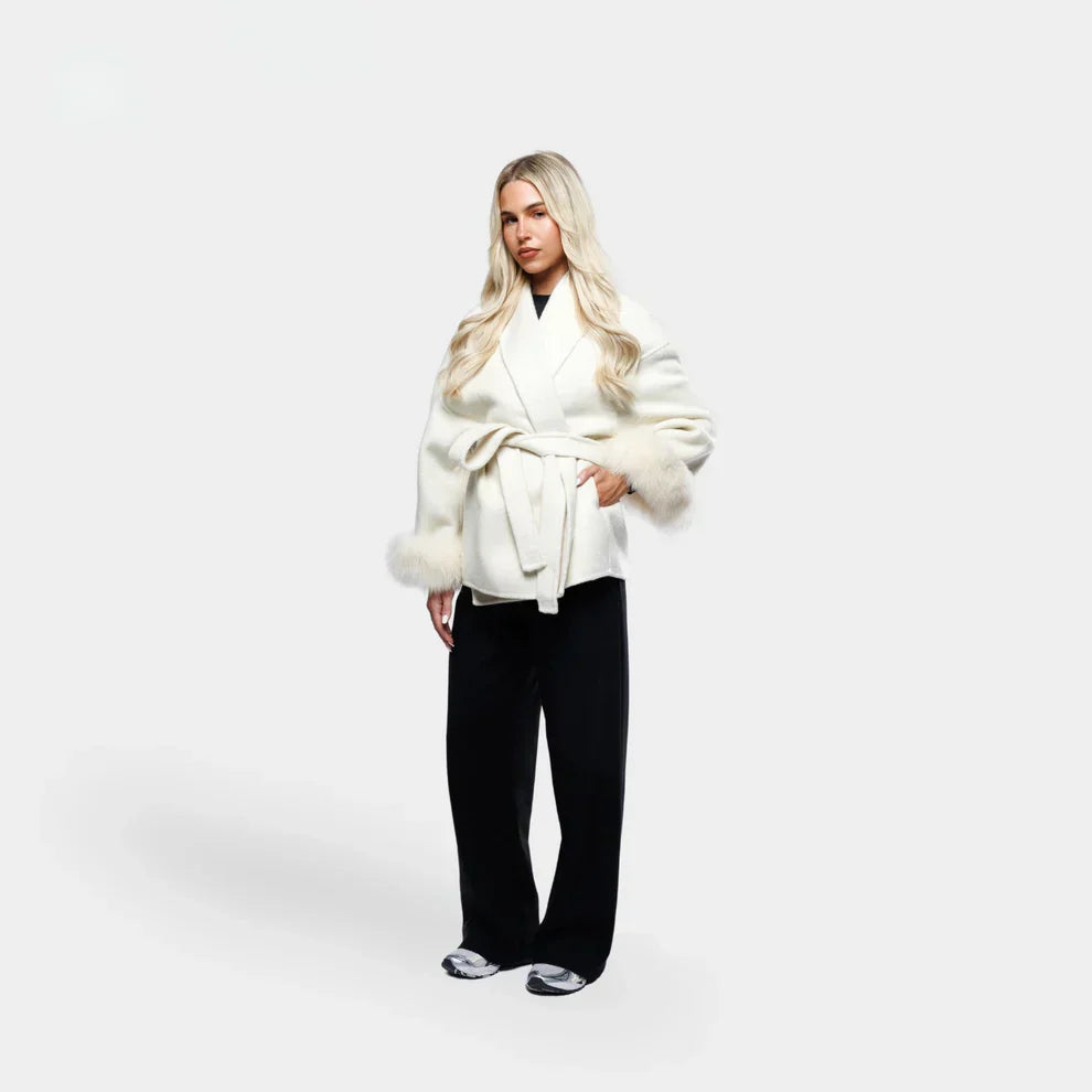 Lana Luxe Coat weiß, Frontansicht mit Faux-Fur-Details