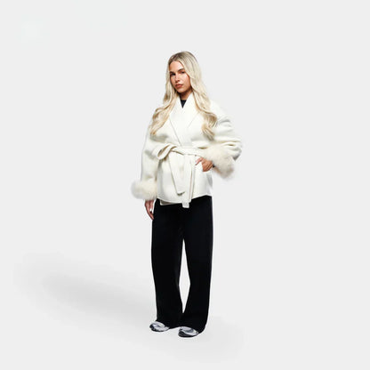 Lana Luxe Coat weiß, Frontansicht mit Faux-Fur-Details