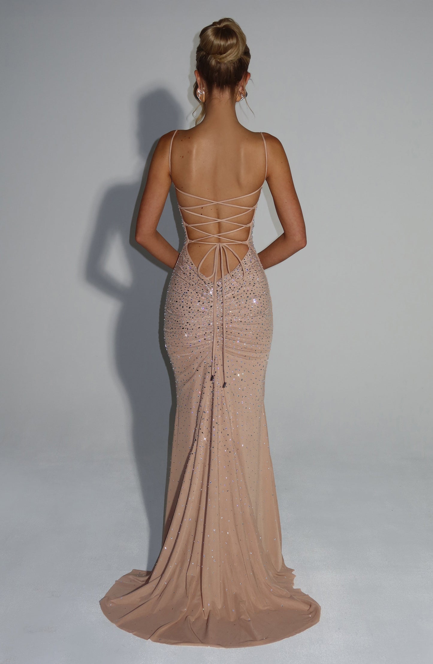 nude Abendkleid mit offenem Rücken in Nachtkulisse