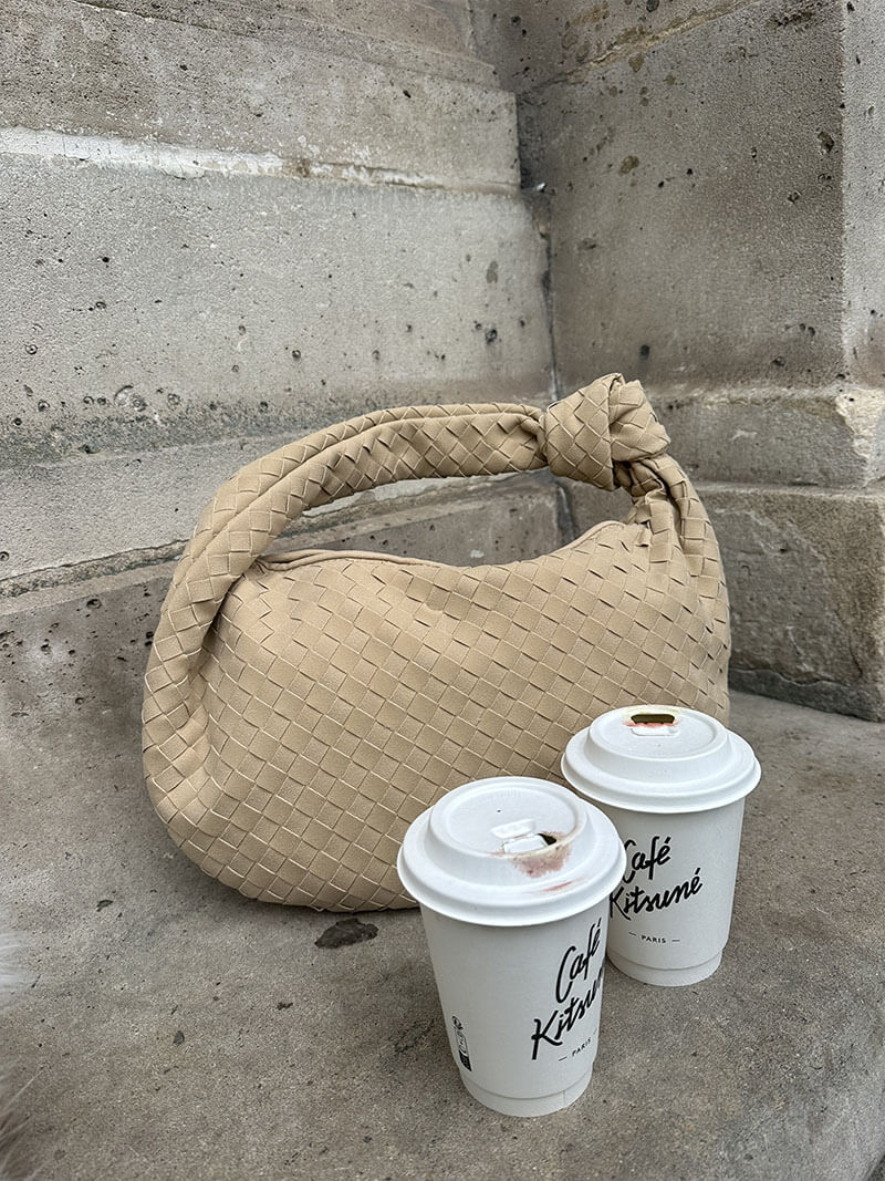 Geflochtene Hobo-Tasche mit Knotendetail