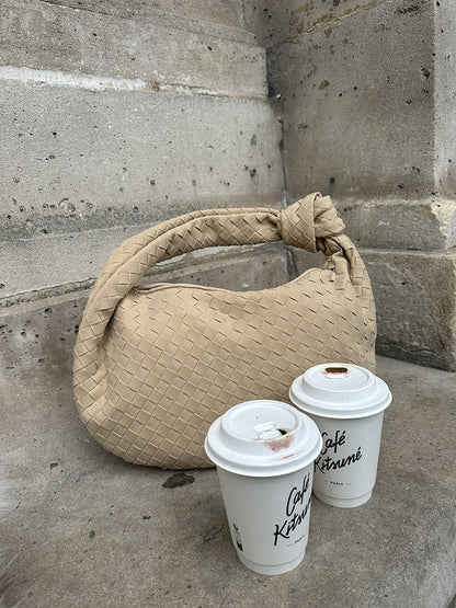 Geflochtene Hobo-Tasche mit Knotendetail