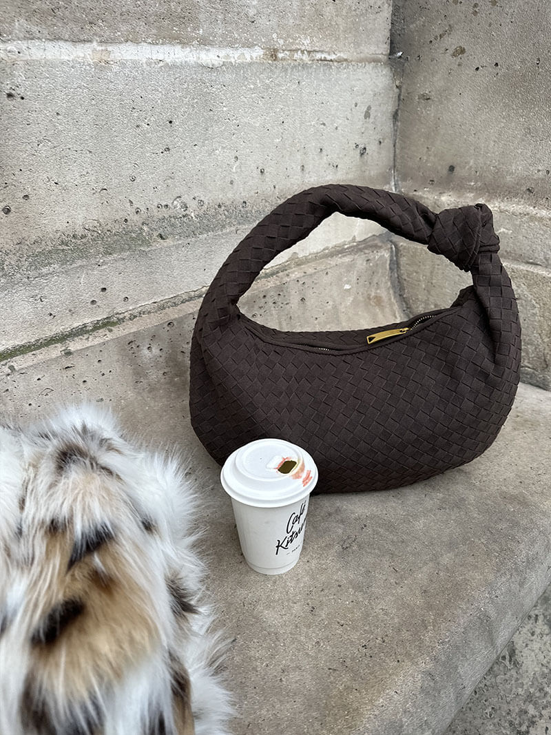 Geflochtene Hobo-Tasche mit Knotendetail