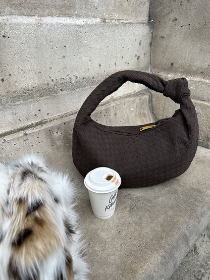 Geflochtene Hobo-Tasche mit Knotendetail
