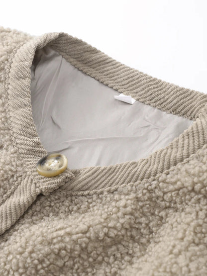 beige Teddy Strickjacke mit Knöpfen auf weißem Hintergrund